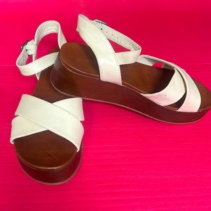 Platform sandals size 6,5